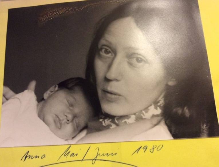 Schwarz/Weiß-Foto.Frau mit Säugling im Arm.